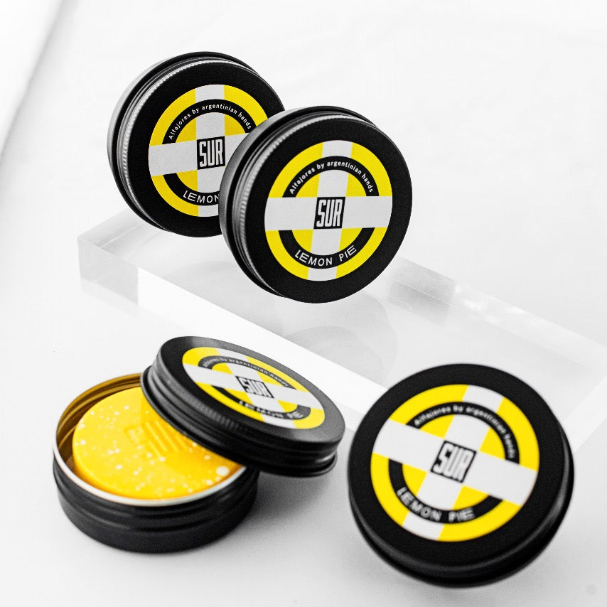 Alfajor Lemon pie in individual tin