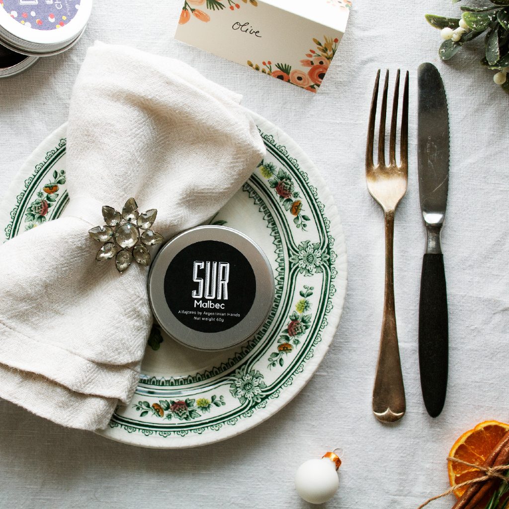 Alfajor Malbec individual tin on a table