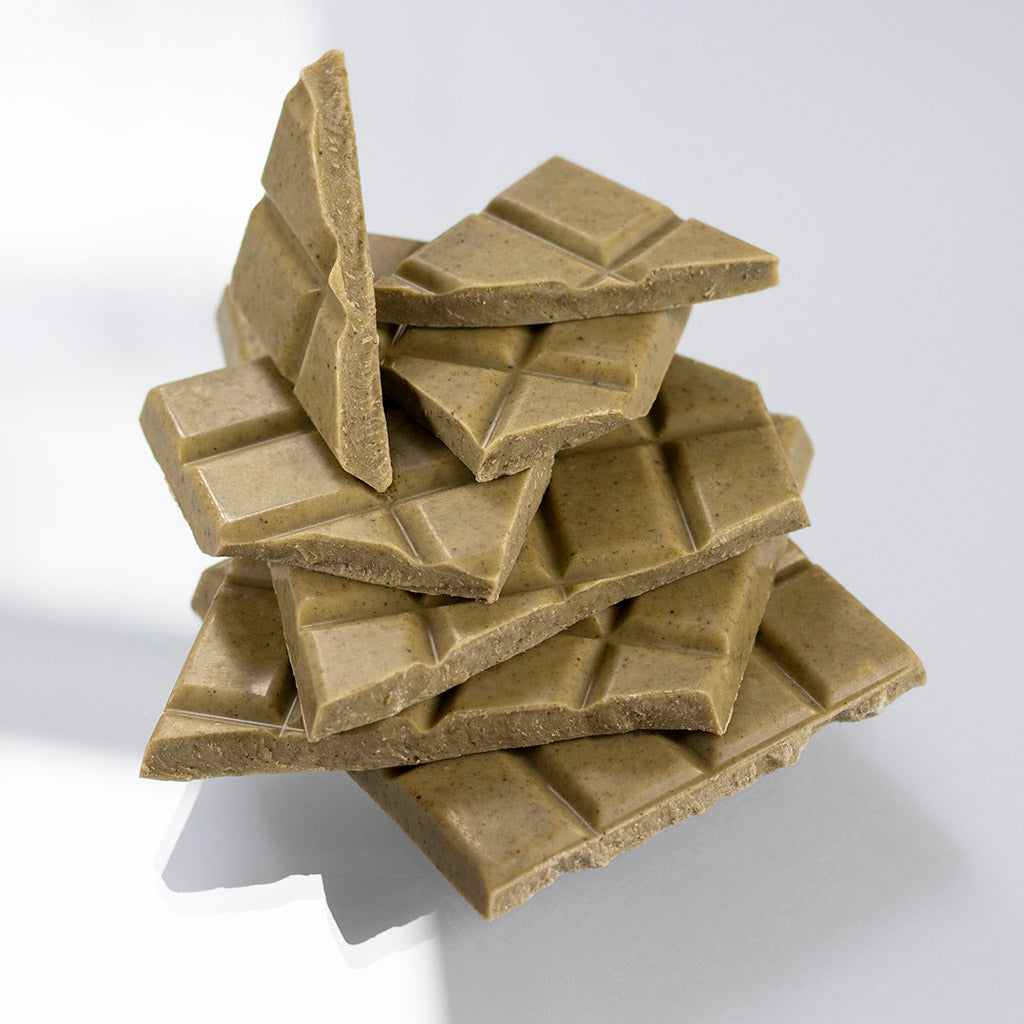 Yerba Mate & white chocolate bar in pieces